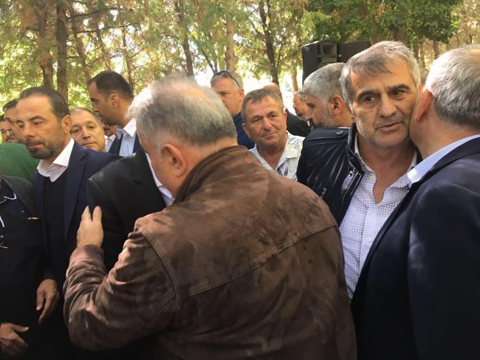 Trabzonsporun hocası Ünal Karamanın annesi son yolculuğuna uğurlandı