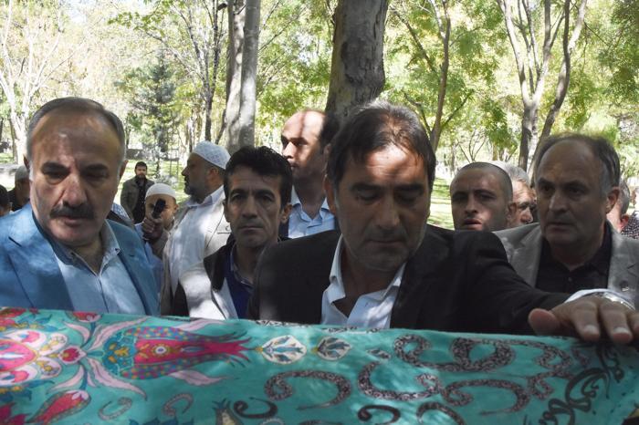 Trabzonsporun hocası Ünal Karamanın annesi son yolculuğuna uğurlandı
