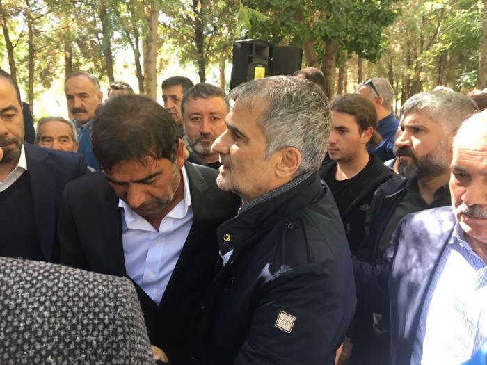 Trabzonsporun hocası Ünal Karamanın annesi son yolculuğuna uğurlandı
