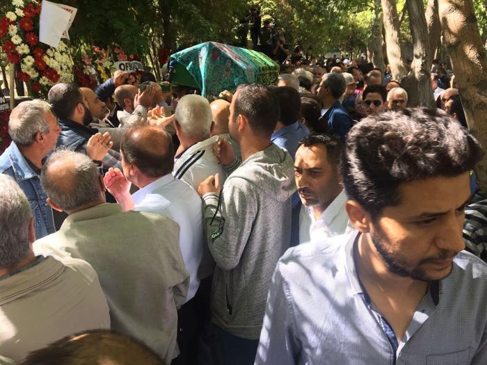 Trabzonsporun hocası Ünal Karamanın annesi son yolculuğuna uğurlandı