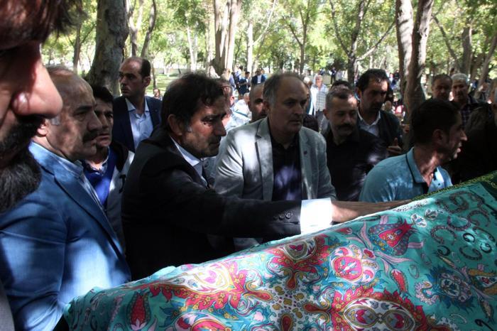 Trabzonsporun hocası Ünal Karamanın annesi son yolculuğuna uğurlandı
