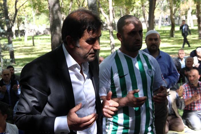 Trabzonsporun hocası Ünal Karamanın annesi son yolculuğuna uğurlandı