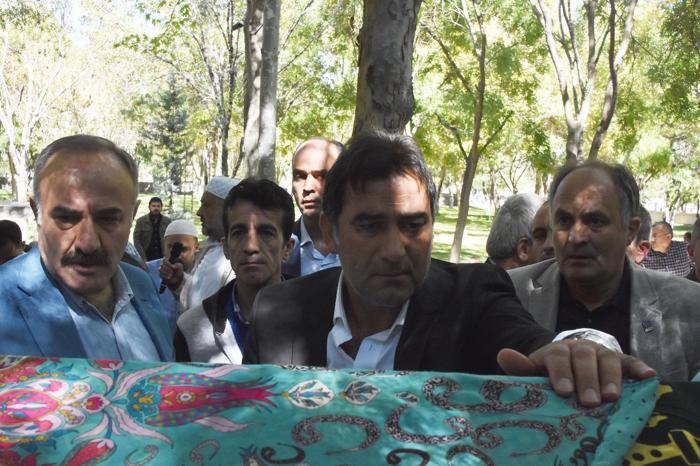 Trabzonsporun hocası Ünal Karamanın annesi son yolculuğuna uğurlandı