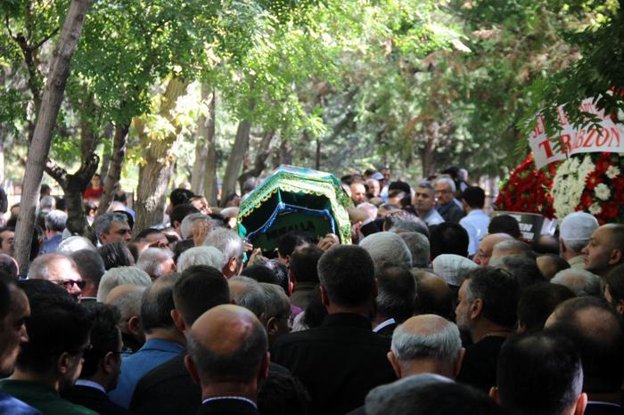 Trabzonsporun hocası Ünal Karamanın annesi son yolculuğuna uğurlandı