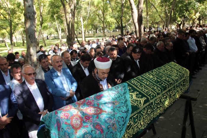 Trabzonsporun hocası Ünal Karamanın annesi son yolculuğuna uğurlandı
