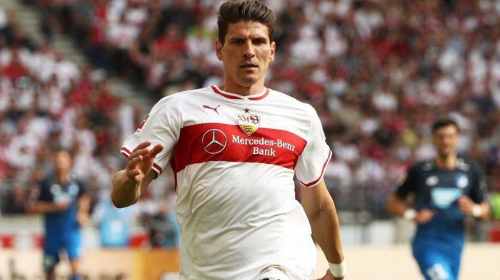Beşiktaşın eski golcüsü Mario Gomez azmiyle takdir topladı