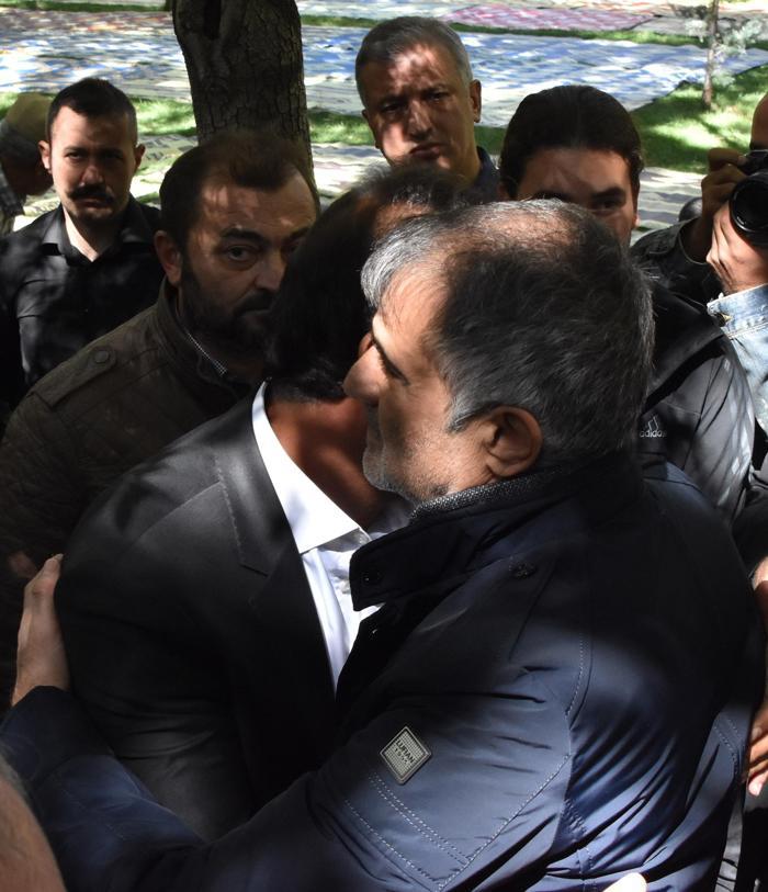Trabzonsporun hocası Ünal Karamanın annesi son yolculuğuna uğurlandı