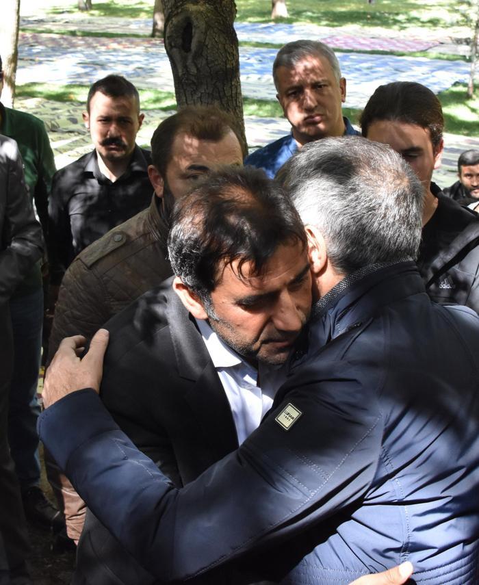 Trabzonsporun hocası Ünal Karamanın annesi son yolculuğuna uğurlandı