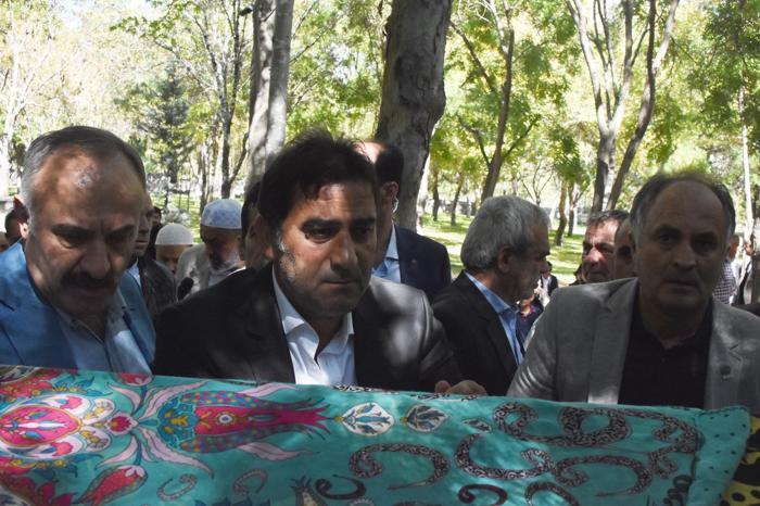 Trabzonsporun hocası Ünal Karamanın annesi son yolculuğuna uğurlandı