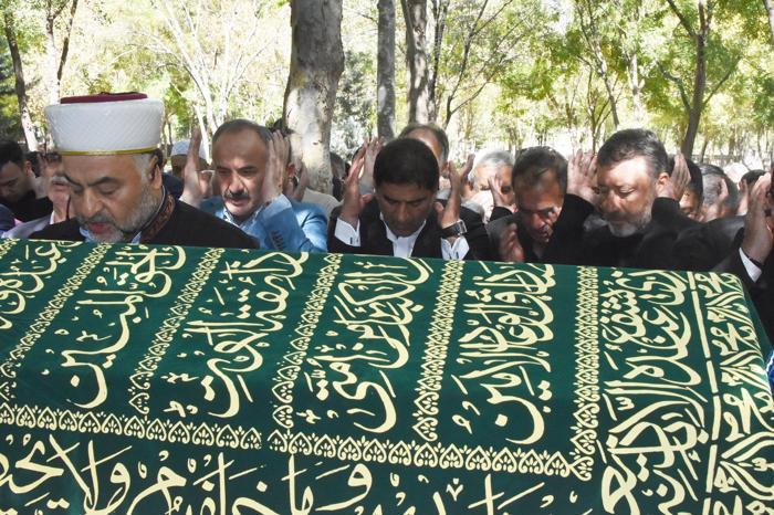 Trabzonsporun hocası Ünal Karamanın annesi son yolculuğuna uğurlandı