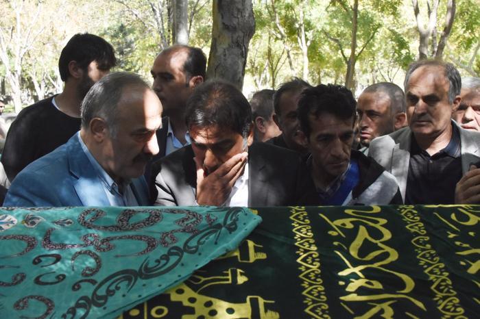Trabzonsporun hocası Ünal Karamanın annesi son yolculuğuna uğurlandı