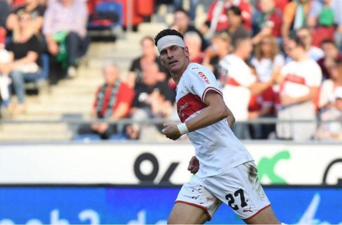 Beşiktaşın eski golcüsü Mario Gomez azmiyle takdir topladı