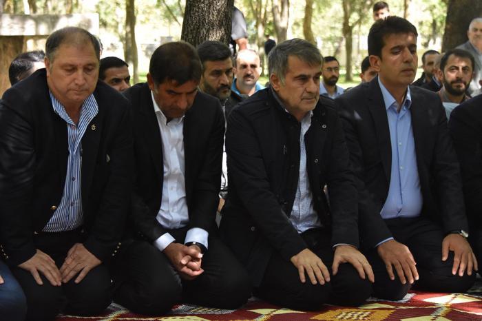 Trabzonsporun hocası Ünal Karamanın annesi son yolculuğuna uğurlandı