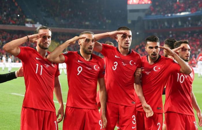 Asker selamı veren futbolcular