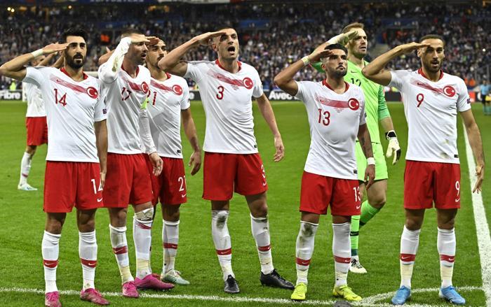 Asker selamı veren futbolcular