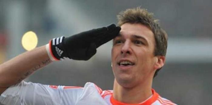 Asker selamı veren futbolcular