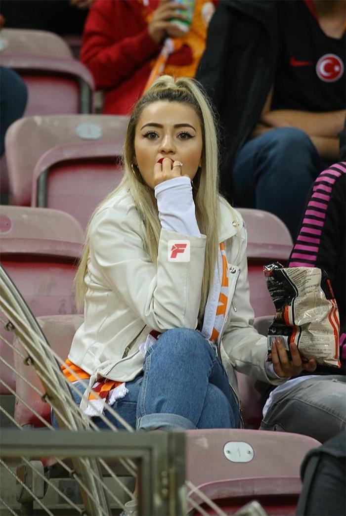 Galatasaray - Sivasspor maçında tribünlerin konuştuğu güzel