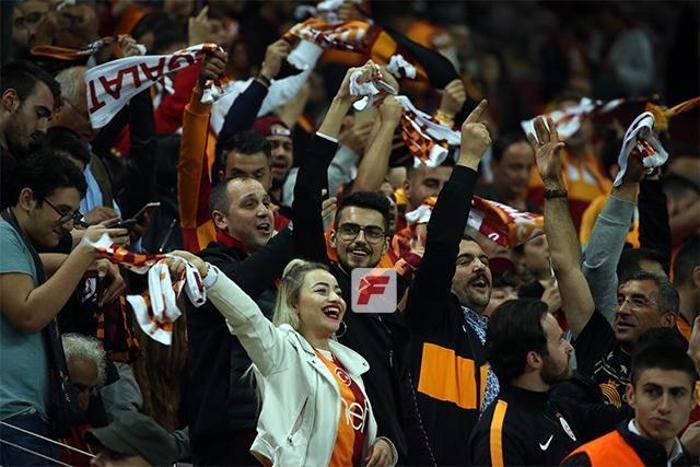 Galatasaray - Sivasspor maçında tribünlerin konuştuğu güzel