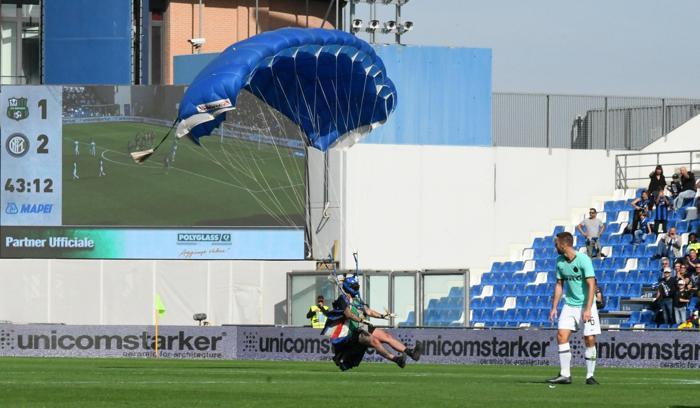 Sassuolo-Inter maçında paraşütçü sürprizi