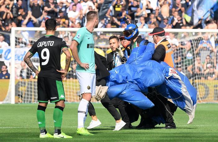 Sassuolo-Inter maçında paraşütçü sürprizi