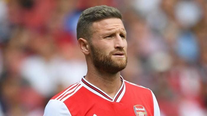 3lü savunmanın sağı: Shkodran Mustafi