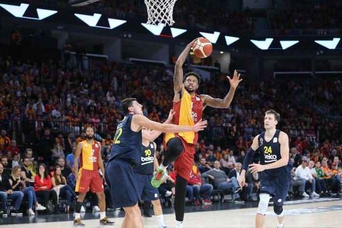 Galatasaray - Fenerbahçe maçından ekrana yansımayanlar...