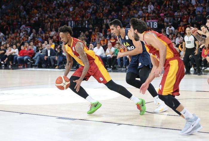 Galatasaray - Fenerbahçe maçından ekrana yansımayanlar...