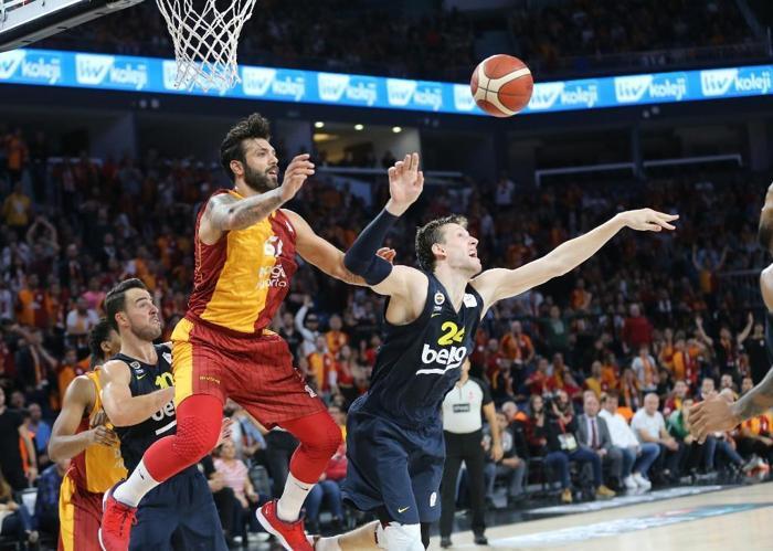 Galatasaray - Fenerbahçe maçından ekrana yansımayanlar...