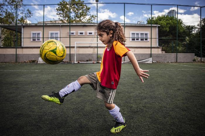 5 yaşındaki Arat, karın kaslarıyla fenomen oldu