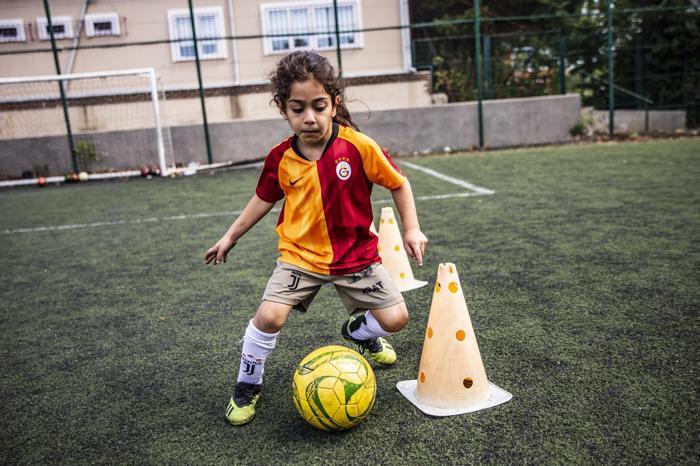 5 yaşındaki Arat, karın kaslarıyla fenomen oldu