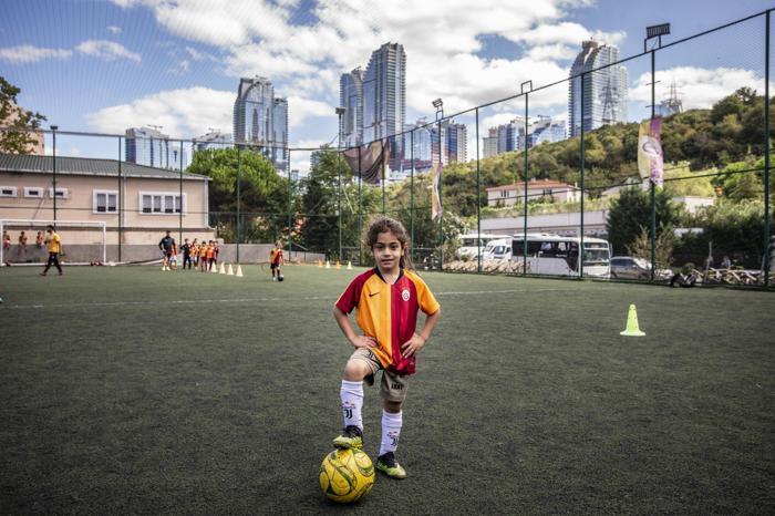 5 yaşındaki Arat, karın kaslarıyla fenomen oldu