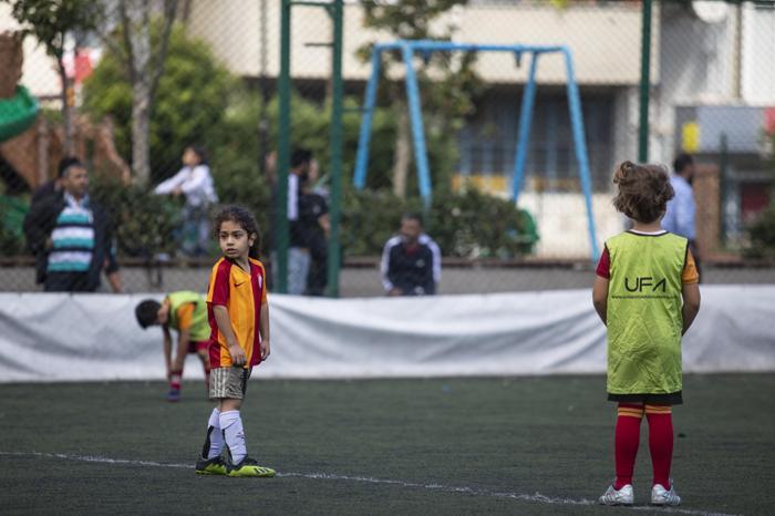 5 yaşındaki Arat, karın kaslarıyla fenomen oldu