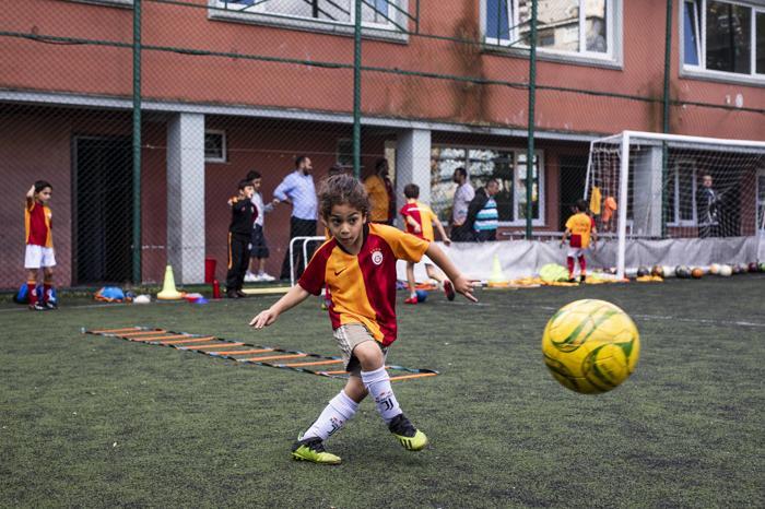 5 yaşındaki Arat, karın kaslarıyla fenomen oldu