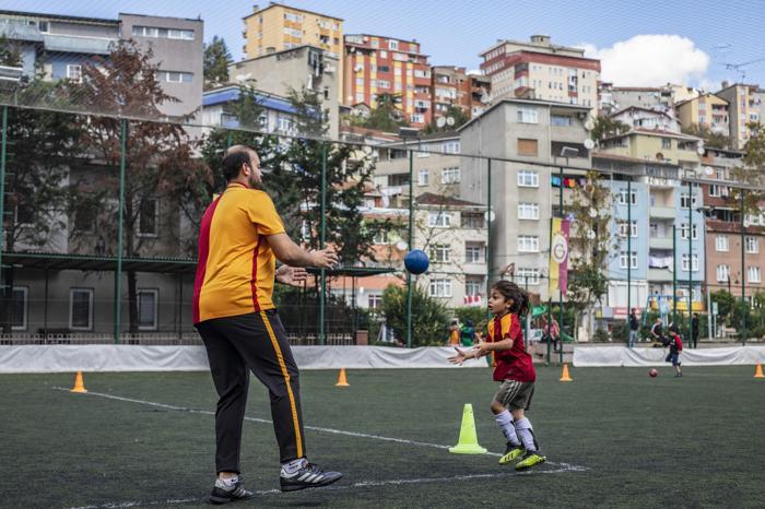 5 yaşındaki Arat, karın kaslarıyla fenomen oldu