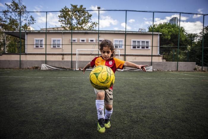 5 yaşındaki Arat, karın kaslarıyla fenomen oldu