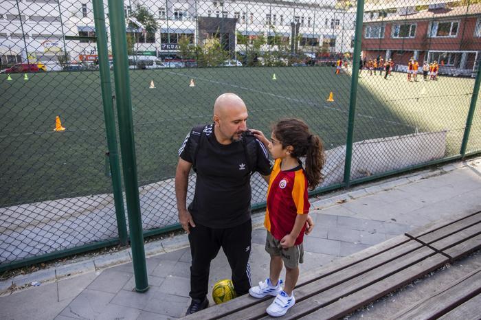 5 yaşındaki Arat, karın kaslarıyla fenomen oldu