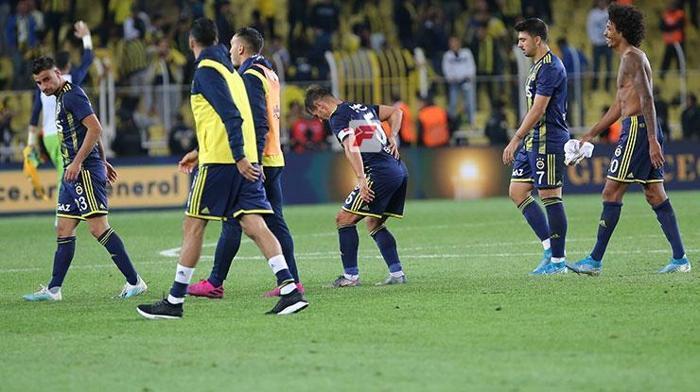 Fenerbahçede son dakika... Emre Belözoğlu ağrılar içinde kaldı