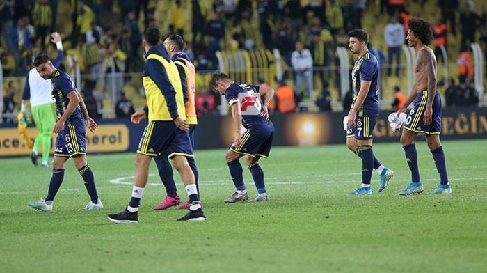 Fenerbahçede son dakika... Emre Belözoğlu ağrılar içinde kaldı