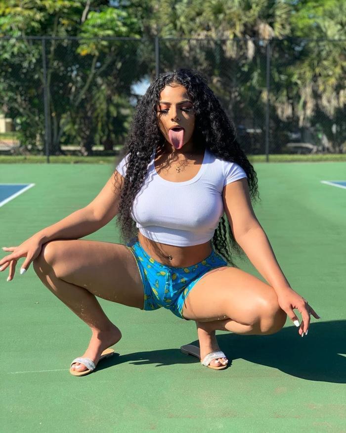 Uzun dili sayesinde Instagramdan 600 bin TL kazanıyor