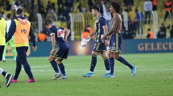 Fenerbahçede son dakika... Emre Belözoğlu ağrılar içinde kaldı