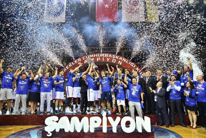 Şampiyon kupasını aldı