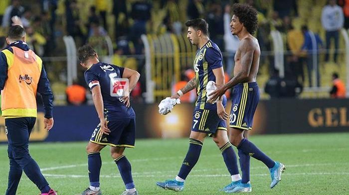 Fenerbahçede son dakika... Emre Belözoğlu ağrılar içinde kaldı