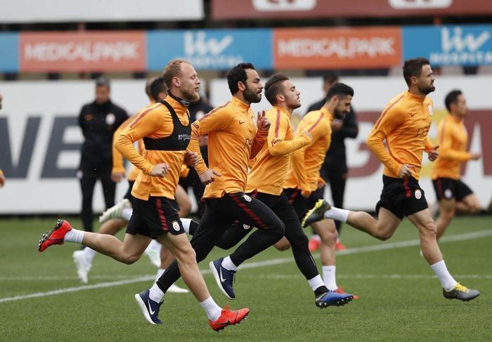Galatasarayda moralli idman Taffarele sürpriz doğum günü kutlaması
