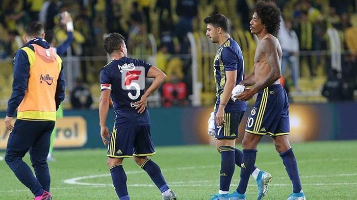 Fenerbahçede son dakika... Emre Belözoğlu ağrılar içinde kaldı