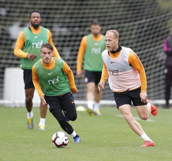 Galatasarayda moralli idman Taffarele sürpriz doğum günü kutlaması