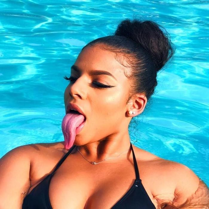 Uzun dili sayesinde Instagramdan 600 bin TL kazanıyor