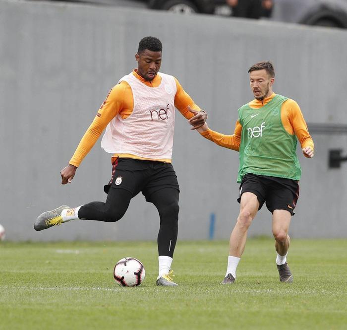 Galatasarayda moralli idman Taffarele sürpriz doğum günü kutlaması
