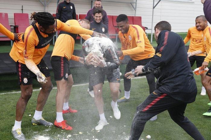 Galatasarayda moralli idman Taffarele sürpriz doğum günü kutlaması