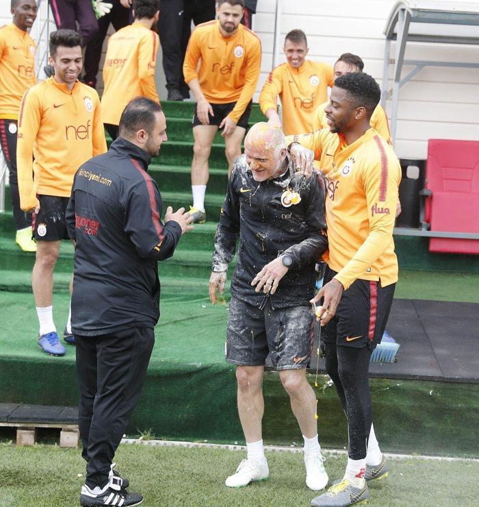Galatasarayda moralli idman Taffarele sürpriz doğum günü kutlaması