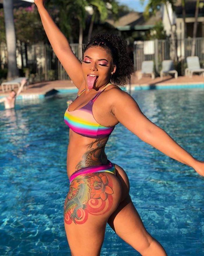 Uzun dili sayesinde Instagramdan 600 bin TL kazanıyor